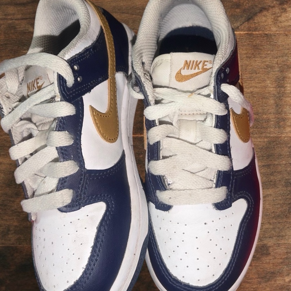 Nike Kids Low-Top Sneakers in Navy, White & Gold